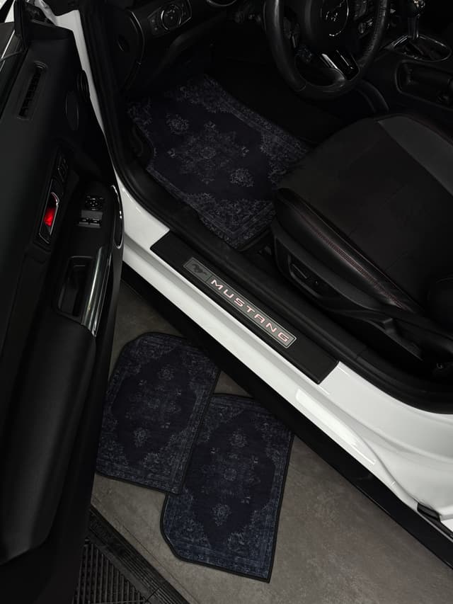 BLACK RUG
